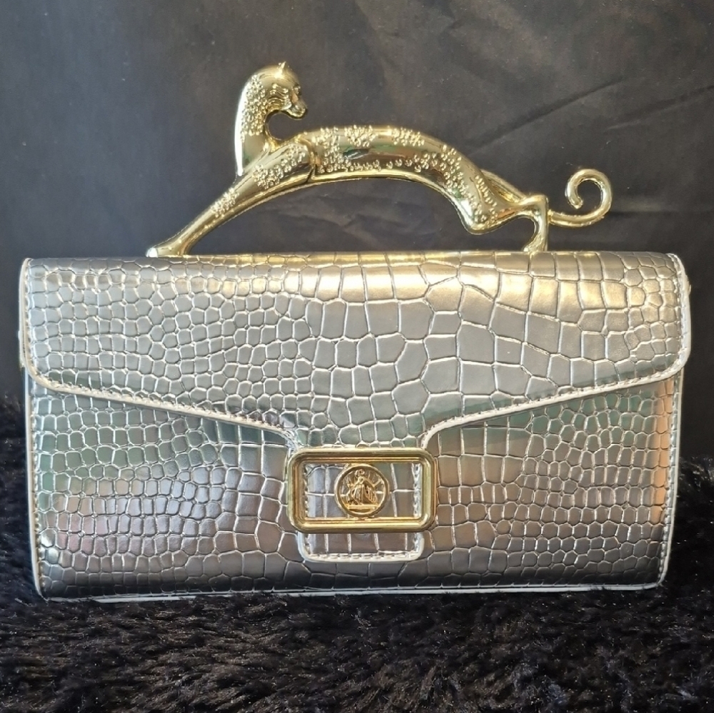 Chic Silver Crocodile Embossed Clutch with Gold Leopard Handle - Picture 4 of 17